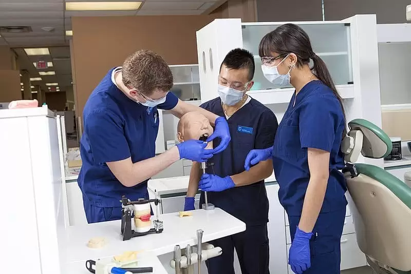 Dentiste ou denturologiste